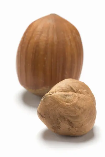 Unshelled and shelled hazelnuts — Stock Photo, Image