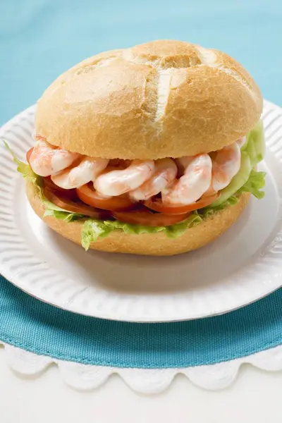 Nahaufnahme Von Shrimp Roll Mit Tomaten Und Salat — Stockfoto