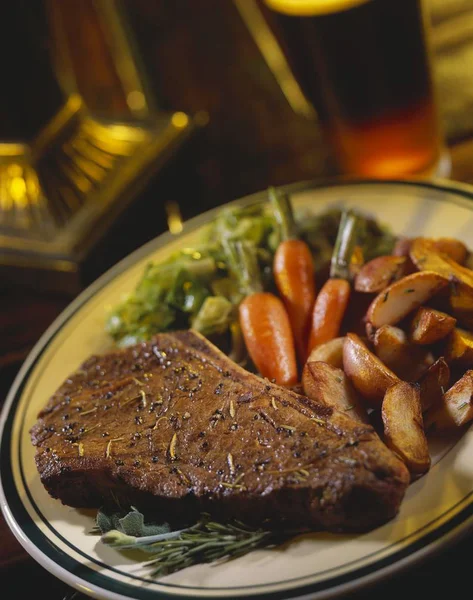 Bife de alecrim com legumes — Fotografia de Stock