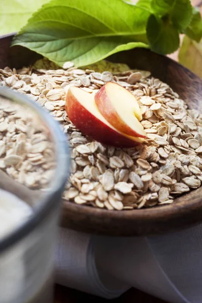 Avena con rodajas de manzana — Foto de Stock