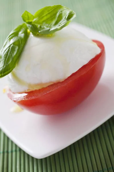 Tomater med mozzarella och basilika — Stockfoto