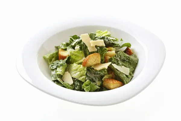 Salade César dans un plat — Photo