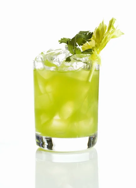 Wodka Lime Cocktail met selderij garnituur — Stockfoto