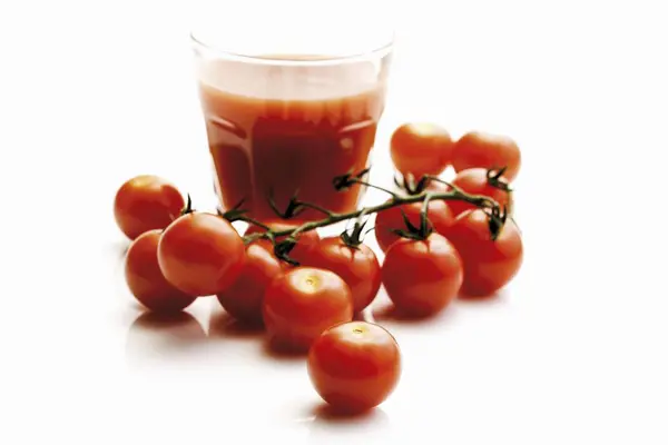 Glas Tomatensaft mit Cocktailtomaten — Stockfoto