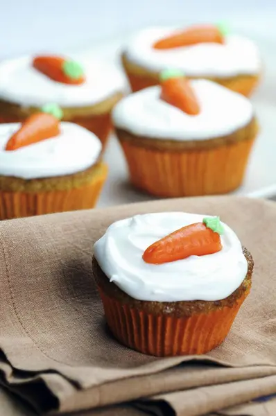 Carrot cupcakes topped with cream cheese — Stock Photo, Image