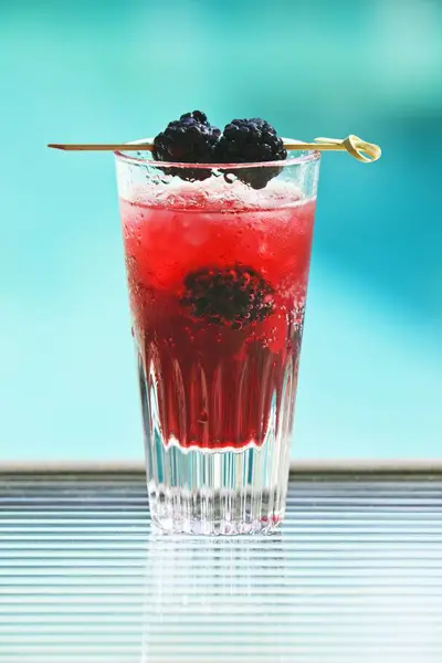 黑莓冰鸡尾酒特写视图 — 图库照片