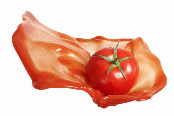 Tomat di atas saus splash — Stok Foto