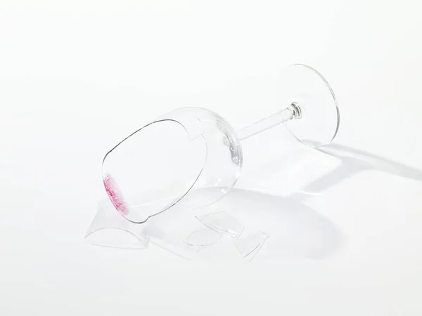 Bir Kırık Şarap Kadehi Closeup Görünümünü Beyaz Yüzeyi — Stok fotoğraf