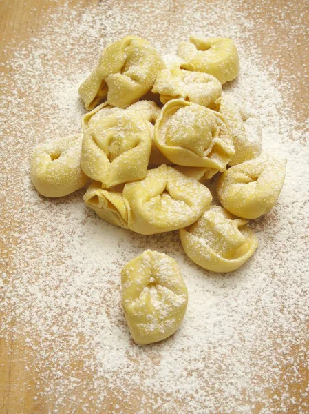 Tortellini čerstvé těstoviny — Stock fotografie