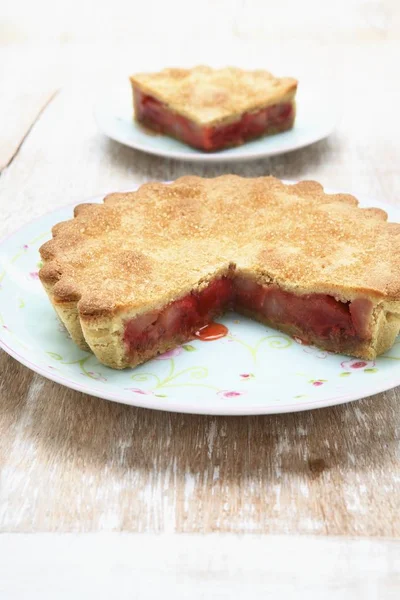 Parcialmente comido torta de ruibarbo — Fotografia de Stock