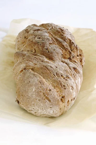 Καρυδιά ψωμί σε χαρτί — Φωτογραφία Αρχείου