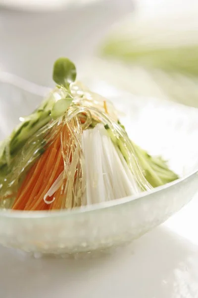 Verduras coloreadas en tazón blanco — Foto de Stock