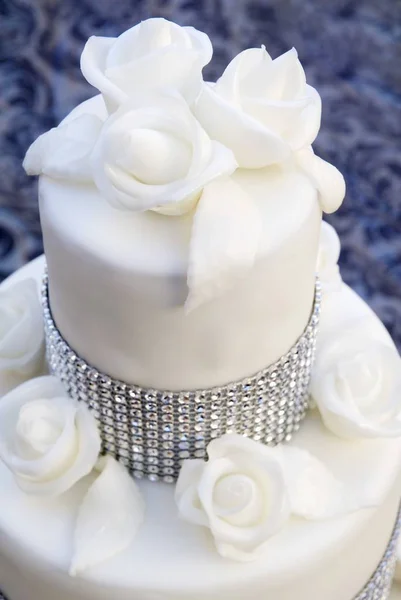 Pastel de boda con diamantes de imitación — Foto de Stock