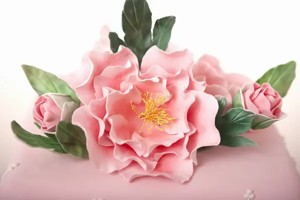 Nahaufnahme Von Fondant Kuchen Mit Süßen Blüten Und Blättern — Stockfoto