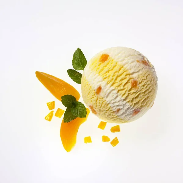 Cucharada de helado de albaricoque y yogur — Foto de Stock