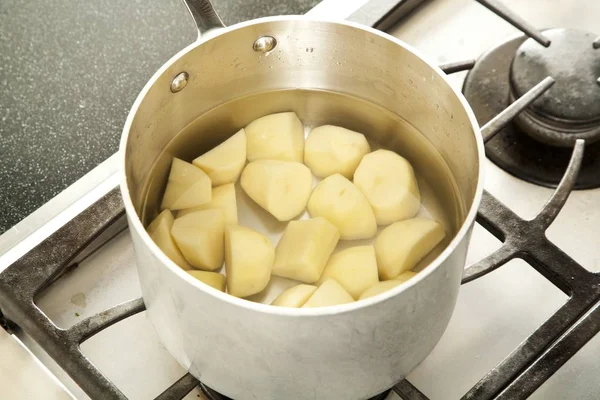 Geschilde Gehakte Aardappelen Een Pot Water Voor Koken — Stockfoto