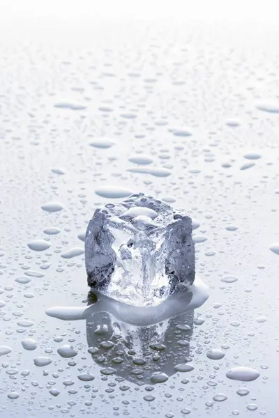 Close Beeld Van Een Ice Cube Een Natte Ondergrond — Stockfoto