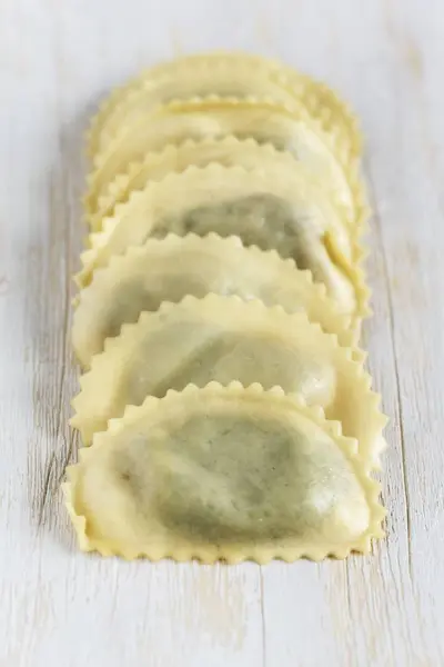 Tortellini fresco com espinafre — Fotografia de Stock