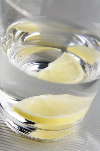 Agua con rodaja de limón — Foto de Stock