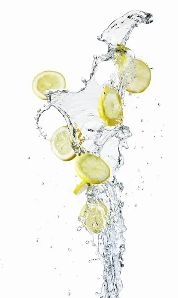 Tranches de citron dans une goutte d'eau — Photo