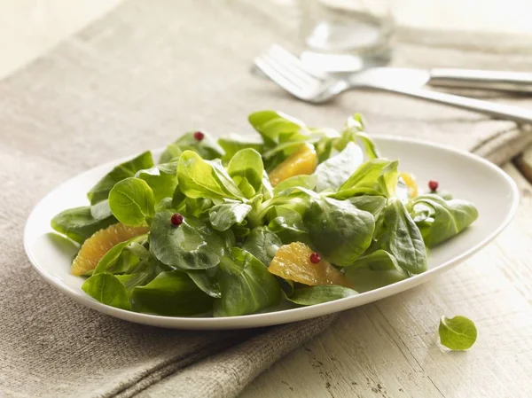 Closeup View Lettuce Leaves Orange Wedges — Stok Foto