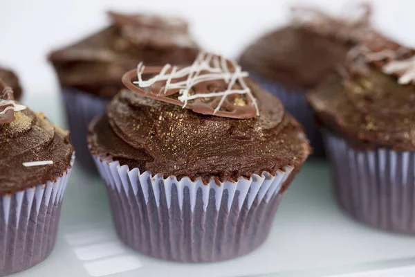Satırdaki çikolata cupcakes — Stok fotoğraf