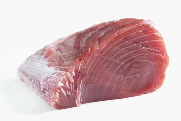 Skinnfri färsk tonfisk filé — Stockfoto