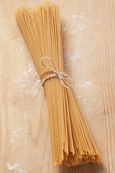 Pakiet razowego spaghetti — Zdjęcie stockowe