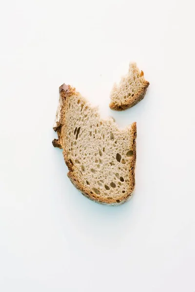 Sneetje brood op wit — Stockfoto