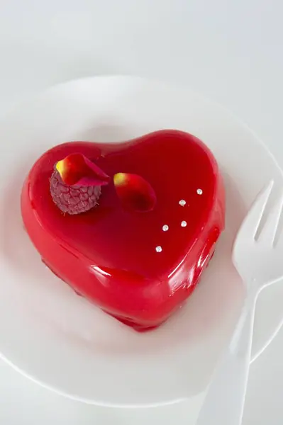 Heart-shaped rose pudding — Stock Photo, Image