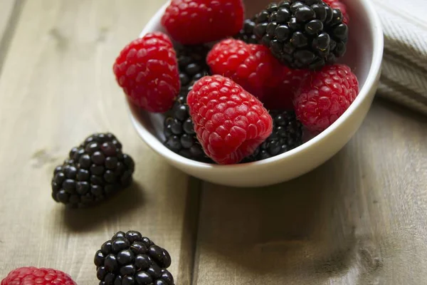 Moras frescas y frambuesas —  Fotos de Stock