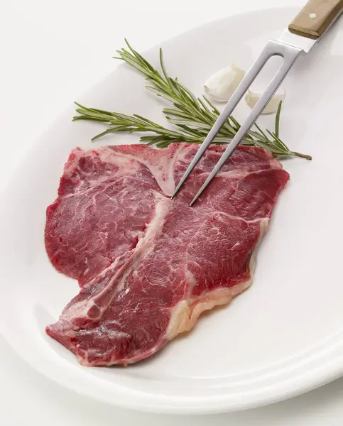 Syrový steak z kosti — Stock fotografie