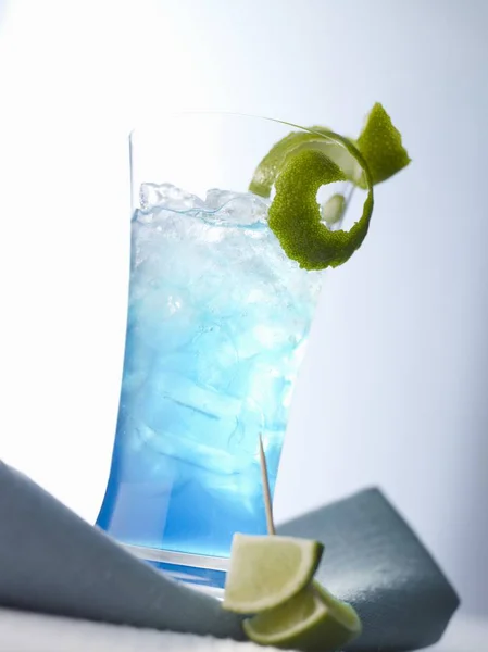 Nahaufnahme Von Blaulicht Eiscocktail Mit Limettenschalen Und Stücken — Stockfoto