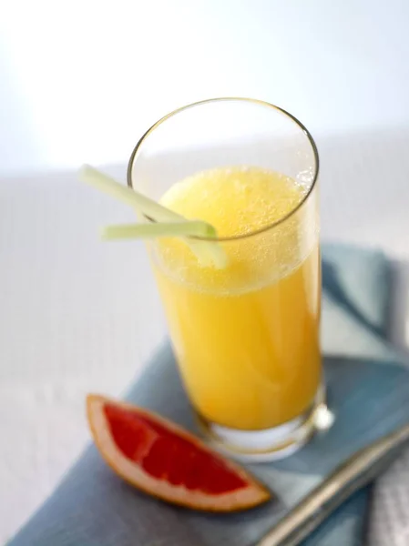Cóctel con zumo de naranja —  Fotos de Stock