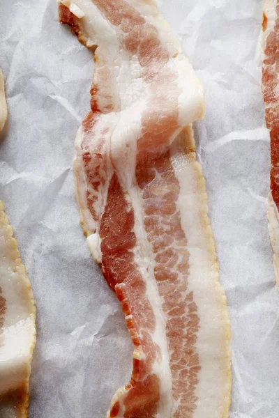 Bacon reepjes op Perkamentpapier — Stockfoto
