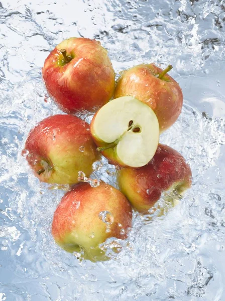 Manzanas con la mitad en agua —  Fotos de Stock
