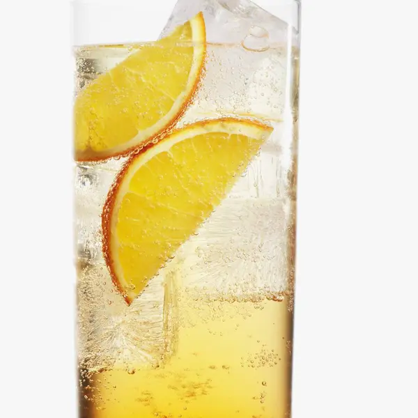 Een Glas Van Aperol Met Stukjes Sinaasappel Ijsklontjes Witte Achtergrond — Stockfoto