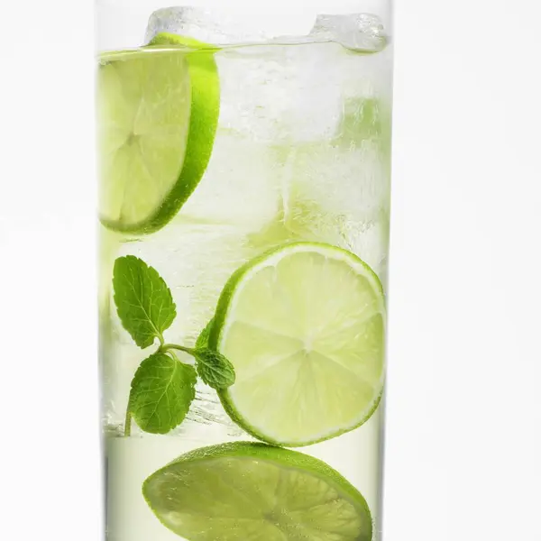 Hugo cocktail med limefrukter — Stockfoto