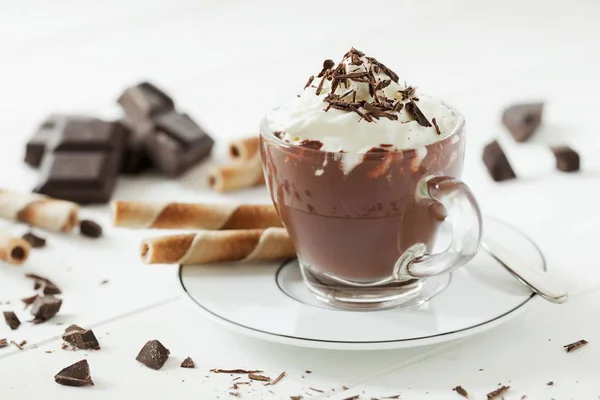 Tasse de chocolat chaud garnie de crème — Photo