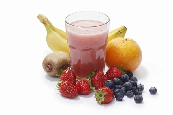 Smoothie op witte achtergrond — Stockfoto