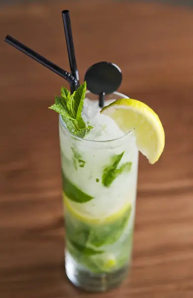 Mojito med mynta i glas med cocktail strån — Stockfoto