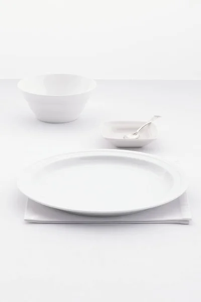 Vista Primer Plano Lugar Blanco Con Cuencos Plato Una Cuchara — Foto de Stock