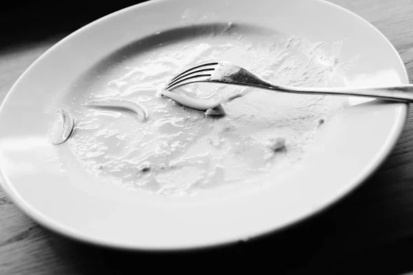 Προβολή Closeup Της Βρώμικο Λευκό Πιάτο Λαχανικά Και Σάλτσα Αποφάγια — Φωτογραφία Αρχείου