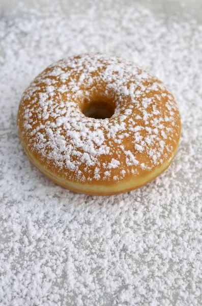 Пончик с сахаром в глазури — стоковое фото