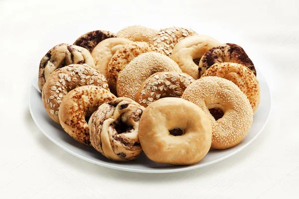 Variedade de bagels cozidos no prato — Fotografia de Stock