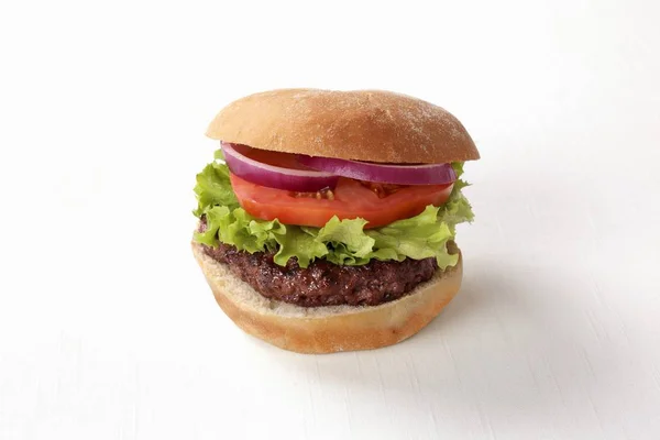 Hamburger salátával és paradicsommal — Stock Fotó