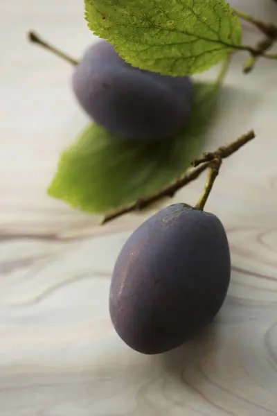 Ripe Plums with leaves — Stock Photo, Image