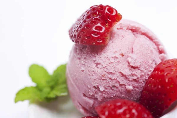 Strawberry ice cream — Stock Photo, Image