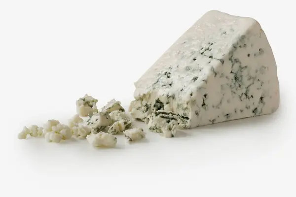 Cuña de queso Roquefort —  Fotos de Stock