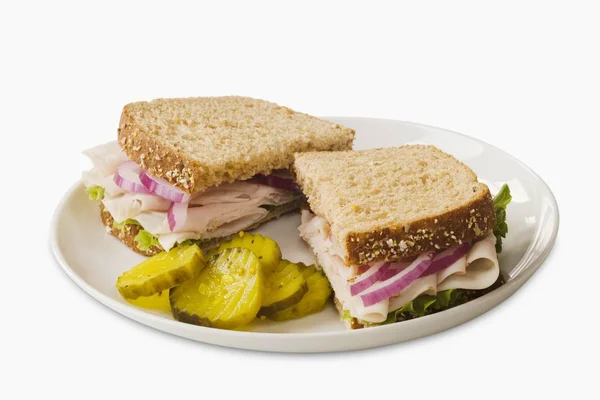 Sandwich de pavo sobre pan — Foto de Stock